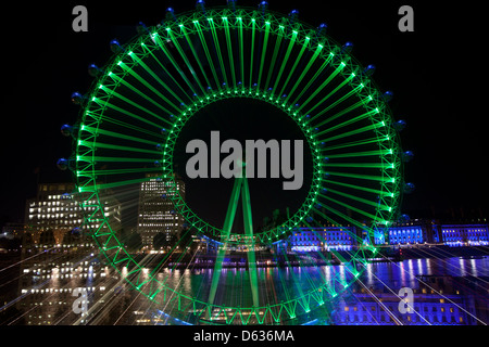 Ein Bild zeigt London Eye in Doppelbelichtung verursacht durch Zoom-Effekt auf eine DSLR-Kamera. Stockfoto