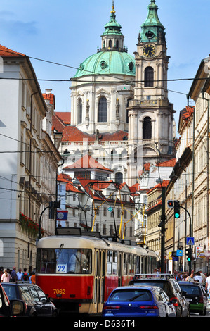 Straßenbahnen und Verkehr auf der Mala Strana Street, Prag, Tschechische Republik Stockfoto