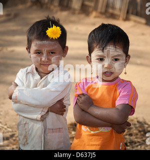 Zwei kleine Kinder, Minnanthu, Bagan, Myanmar (Burma) Stockfoto