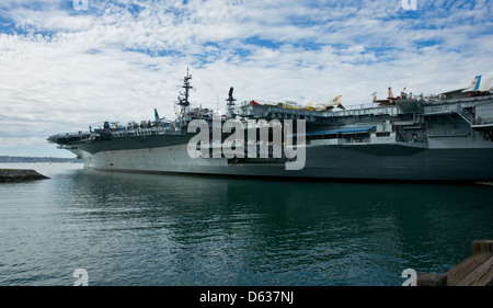 USS Midway, dem Flugzeugträger im Hafen von San Diego. Stockfoto