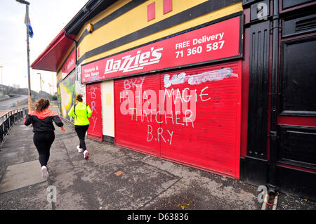 Bogside, Londonderry, Nordirland. 11. April 2013.  Graffiti, spöttisch den Tod von Margaret Thatcher, an einer Wand in der Bogside genannt. Bildnachweis: George Sweeney /Alamy Live-Nachrichten Stockfoto