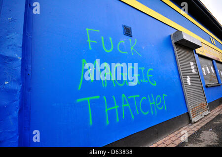 Bogside, Londonderry, Nordirland. 11. April 2013.  Graffiti, spöttisch den Tod von Margaret Thatcher, an einer Wand in der Bogside genannt. Bildnachweis: George Sweeney /Alamy Live-Nachrichten Stockfoto