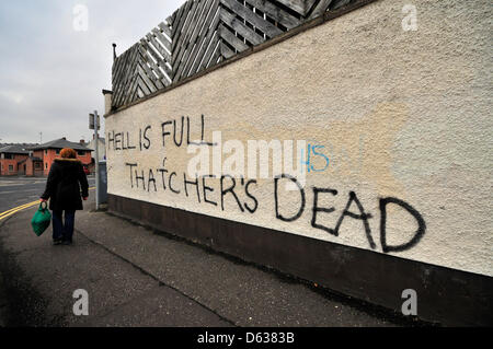 Bogside, Londonderry, Nordirland. 11. April 2013.  Graffiti, spöttisch den Tod von Margaret Thatcher, an einer Wand in der Bogside genannt. Bildnachweis: George Sweeney /Alamy Live-Nachrichten Stockfoto