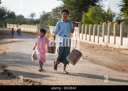 Vater und Sohn zu Fuß entlang einer Straße, Minnanthu, Bagan, Myanmar (Burma) Stockfoto