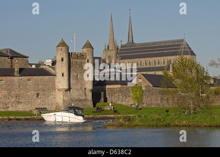 Enniskillen Castle mit Wassertor, Lough Erne, St Michaels Roman Catholic Church, Enniskillen, Fermanagh, Nordirland Stockfoto