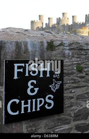 Melden Sie in Richtung Fisch und chip-Geschäfte von der Burg in Conwy, Wales. Stockfoto
