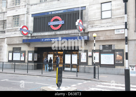 Gesamtansicht von der u-Bahn-Streik an der Station St. James Park am zweiten Weihnachtstag. London, England - 26.12.11 Stockfoto