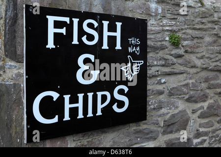 Ein Schild weist in Richtung Fish And Chips in Conwy, Wales. Stockfoto