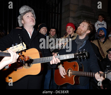 Mundy, Glen Hansard Bo und Glen Hansard treten Straßenmusiker singen für einen guten Zweck am Eingang nach St Stephen Park Dublin, Irland Stockfoto