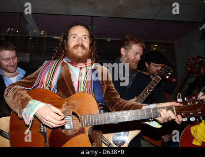 Damien Rice Glen Hansard Bo und Glen Hansard beitreten Buskers singen für einen guten Zweck am Eingang nach St Stephen Park Dublin, Stockfoto