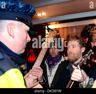 Glen Hansard Bo und Glen Hansard beitreten Buskers singen für einen guten Zweck am Eingang zum St. Stephen Park Dublin, Irland - Stockfoto