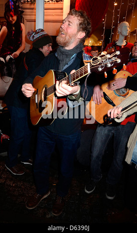 Glen Hansard Bo und Glen Hansard beitreten Buskers singen für einen guten Zweck am Eingang zum St. Stephen Park Dublin, Irland - Stockfoto