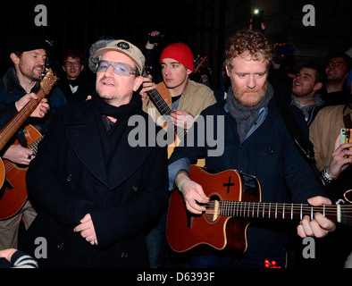 Bo und Glen Hansard Join Buskers singen für einen guten Zweck am Eingang nach St Stephen Park Dublin, Irland - 24.12.11 Stockfoto