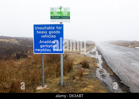 Melden Sie auf remote-Straße ungeeignet für schwere Nutzfahrzeuge und kein Trinkgeld in Walisisch und Englisch, Blorenge Mountain, Wales UK fliegen Stockfoto