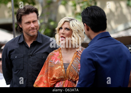 Dean McDermott und Tori Spelling Dreharbeiten ein Interview mit Mario Lopez für den Entertainment-TV-Nachrichten-Programm "Extra" Stockfoto