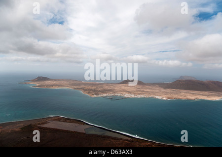 Insel La Graciosa gesehen aus der Sicht von Lanzarote Stockfoto