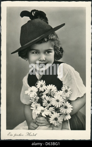 Alte österreichische Postkarte 1950. Porträt eines lächelnden Mädchens. Anmeldung in deutscher Sprache: ein hübsches Mädchen. Stockfoto