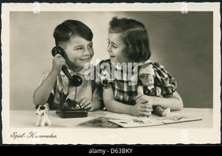 Alte deutsche Postkarte, um 1950. Mädchen und ein Junge spielt. Inschrift in deutscher Sprache: Freunde des Spiels. Stockfoto