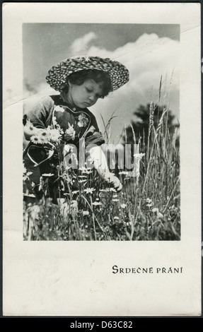 Eine alte Postkarte, Tschechoslowakei 1961. Das Mädchen sammelt Wildblumen. Text auf Tschechisch: herzliche Wünsche Stockfoto