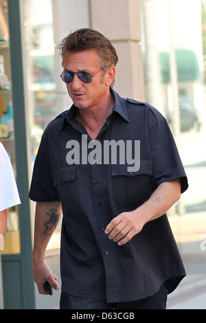 Sean Penn in einer Klinik in Beverly Hills mit seinem Sohn Los Angeles, Kalifornien - 11.04.11 Stockfoto