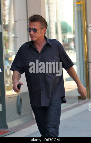 Sean Penn in einer Klinik in Beverly Hills mit seinem Sohn Los Angeles, Kalifornien - 11.04.11 Stockfoto