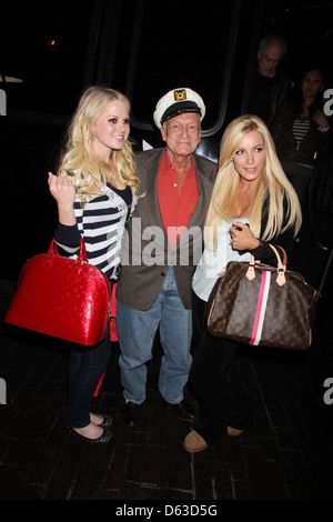 Hugh Hefner Crystal Harris Anna Sophia Berglund Playboy Gründer und Legende Hugh Hefner und Sohn Marston Hefner feiern ihre Stockfoto