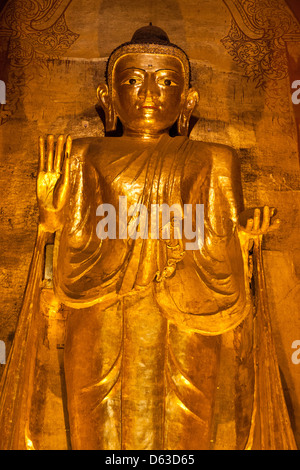 Große goldene Gautama Buddha in Ananda Tempel, Old Bagan, Bagan, Myanmar (Burma) Stockfoto