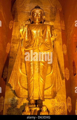 Große goldene Gautama Buddha in Ananda Tempel, Old Bagan, Bagan, Myanmar (Burma) Stockfoto