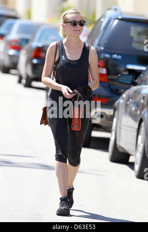 Kirsten Dunst zurück zu ihrem Auto nach einem Training in einem Fitnessstudio in Studio City, Los Angeles, Kalifornien - 08.04.11 Stockfoto