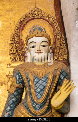 Eine Buddha-Statue in Ananda Tempel, Old Bagan, Bagan, Myanmar (Burma) Stockfoto