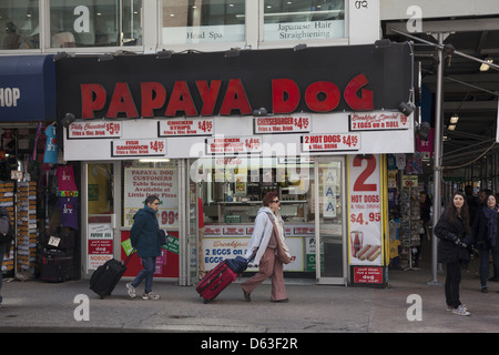 Eines der beliebtesten Papaya Hund lokale am 5th Ave & 33rd St. in Manhattan, NYC Stockfoto