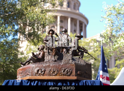 kleine Bronze Modell der Vietnam-Krieg-Veteran-Denkmal wegen des Capitol in Austin Texas platziert werden Stockfoto