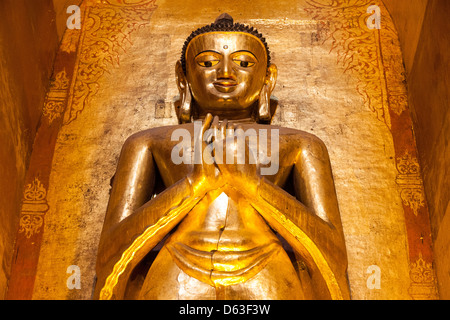 Große goldene Kassapa Buddha in Ananda Tempel, Old Bagan, Bagan, Myanmar (Burma) Stockfoto