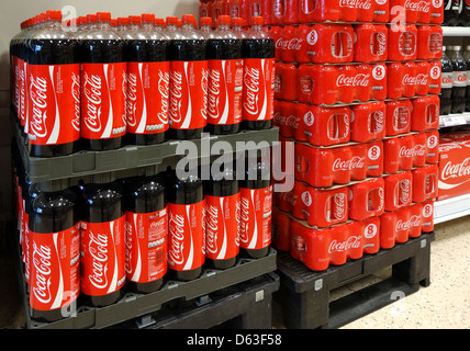 Flaschen und Dosen von Coca Cola in einem Supermarkt Stockfoto