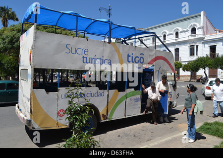 Touristenbus in Sucre, Bolivien Stockfoto