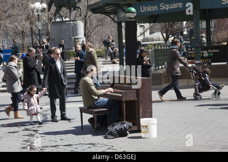 Straße Muscian: Mann spielt Klavier und singt für Tipps in Union Square in New York City. Stockfoto