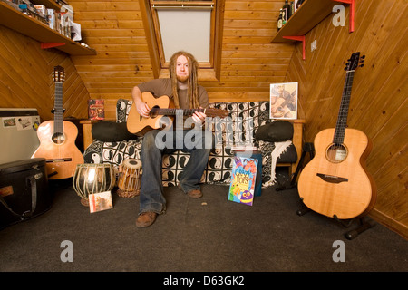 Singer Songwriter Newton Faulkner Zuhause in Sussex, England, Vereinigtes Königreich. Stockfoto