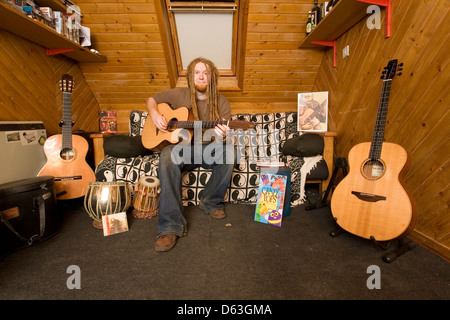 Singer Songwriter Newton Faulkner Zuhause in Sussex, England, Vereinigtes Königreich. Stockfoto