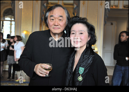 Kun-Woo Paik und Yoon Jeong-Hee "Französischen kulturellen Auftrag Awards" anlässlich der Minister für Kultur - in Paris, Frankreich- Stockfoto