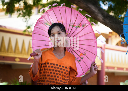 Burmesische Frau mit einem rosa Regenschirm, Bagan, Myanmar (Burma) Stockfoto