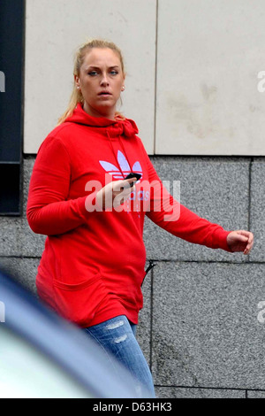 Josie Gibson 'Big Brother'-Gewinner auf ihr Handy in Dublin Dublin entdeckt. Irland – 05.04.11 Stockfoto