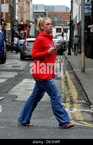 Josie Gibson 'Big Brother'-Gewinner auf ihrem Handy in Dublin Dublin Irland entdeckt – 05.04.11in Stockfoto