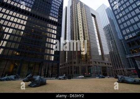 "Die Alm", eine Gruppe von 7 lebensgroße Bronze Kühe des kanadischen Künstlers Joe Fafard im Herzen des Finanzviertels von Toronto. Stockfoto