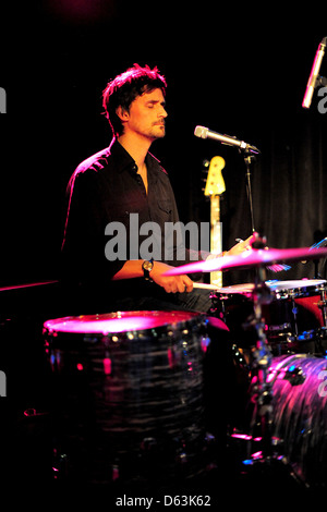 Alex Reeves (Schlagzeug) unterstützt David McAlmont im Konzert in der O2 Academy in Birmingham. Birmingham, England - 04.04.11 Stockfoto