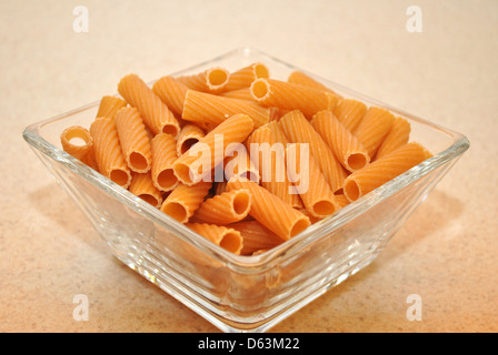 Eine Glasschüssel mit Weizen Rigatoni Stockfoto