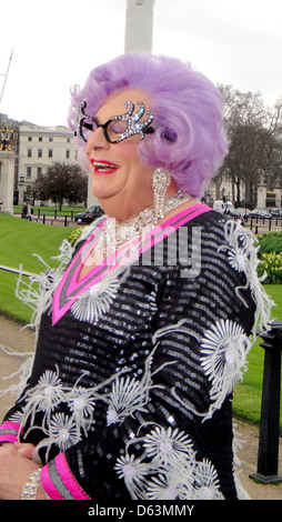 Barry Humphries Alias Dame Edna Everage Dreharbeiten außerhalb Buckingham Palace London, England - 01.04.11 Stockfoto