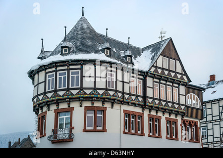 Detailansicht eines Fachwerkhauses mit Schneefall in Goslar, Deutschland Stockfoto