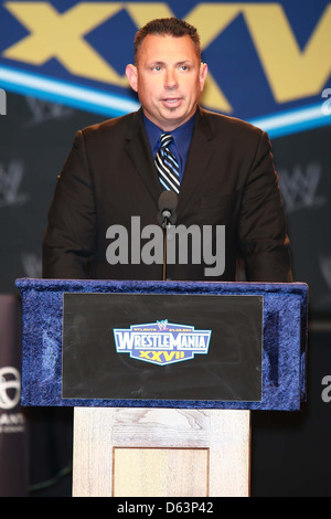 Zeremonienmeister Michael Cole besucht eine Pressekonferenz mit WWE Superstars für "WrestleMania XXVII" statt im Hard Rock Cafe New York Stockfoto