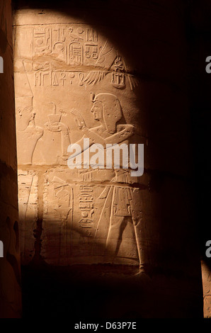 König Ramses Angebot im Karnak-Tempel zu geben. Stockfoto