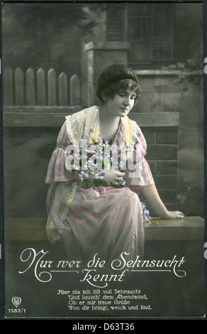 Alte deutsche Postkarte 1911. Zeigt eine Sehnsucht Frau verliebt. Stockfoto